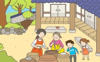 마당에 나와 장독대 속 된장을 확인하는 모습